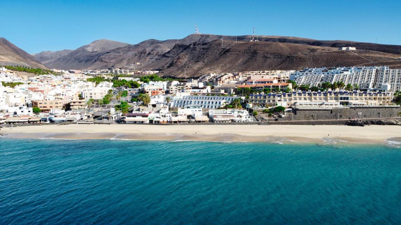 Um Jogo De Xadrez Estabelecido Fora De Um Hotel Em Morro Jable,  Fuerteventura. Fotos, retratos, imágenes y fotografía de archivo libres de  derecho. Image 89778329